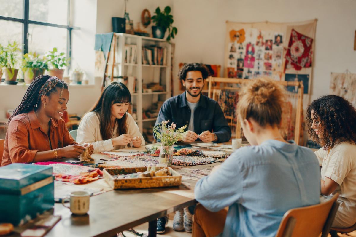 A cultural workshop around a table in the amafirka studio